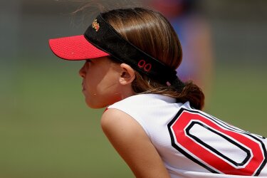 softball_player_female_youth_cap_game_play_uniform-553112.jpg!d