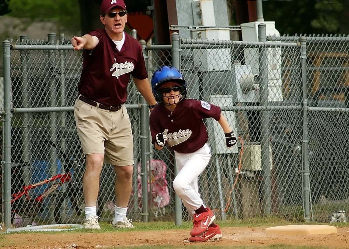 baseball_runner_coach_little_league_sport_youth_ballgame_athlete