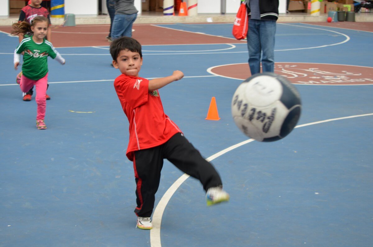 kid_soccer_kick_kicking_boy_kids_child-765421.jpg!d