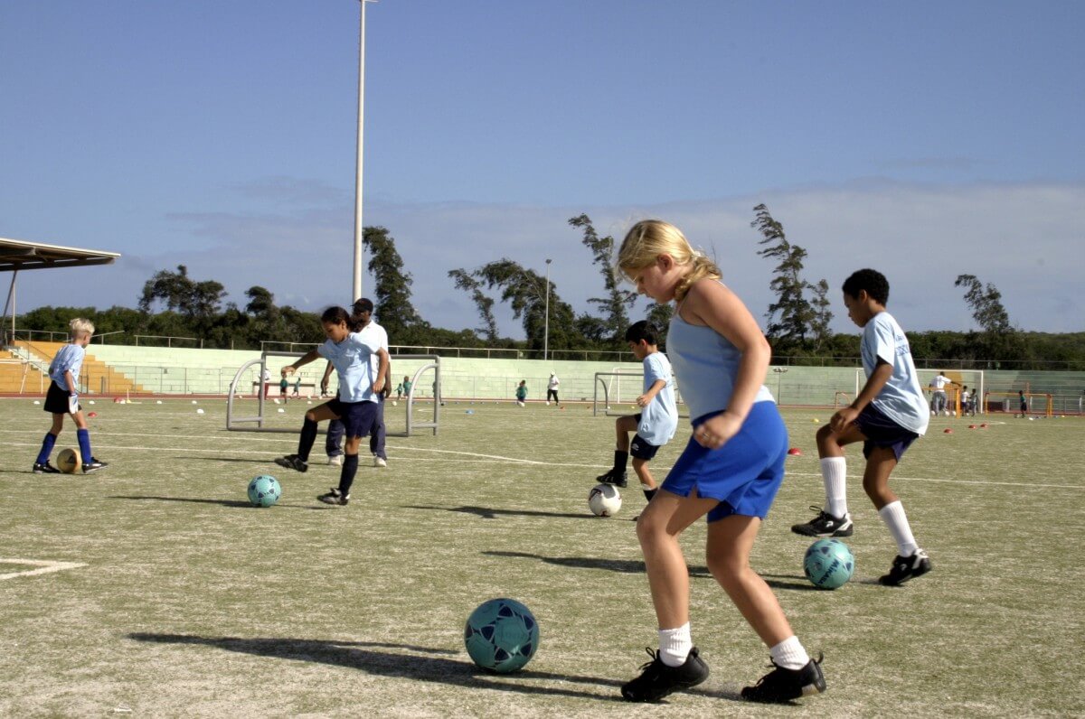 girls_boys_playing_soccer_chiildren_kids_game_sport-948828.jpg!d