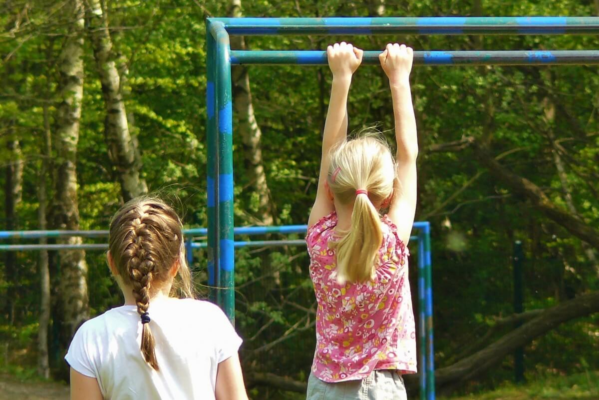 children_playground_child_girl_hands_hairstyles_braids_climb-972335.jpg!d