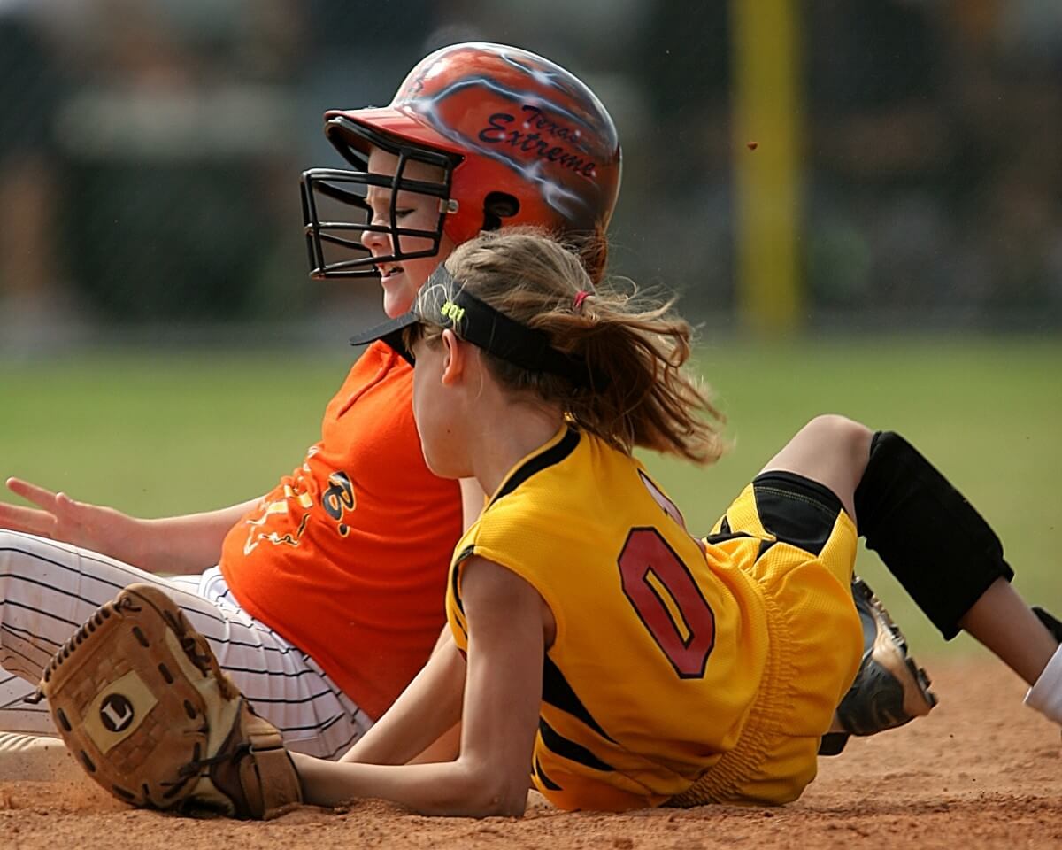 softball_players_action_female_second_base_sliding_dirt_base-551556.jpg!d