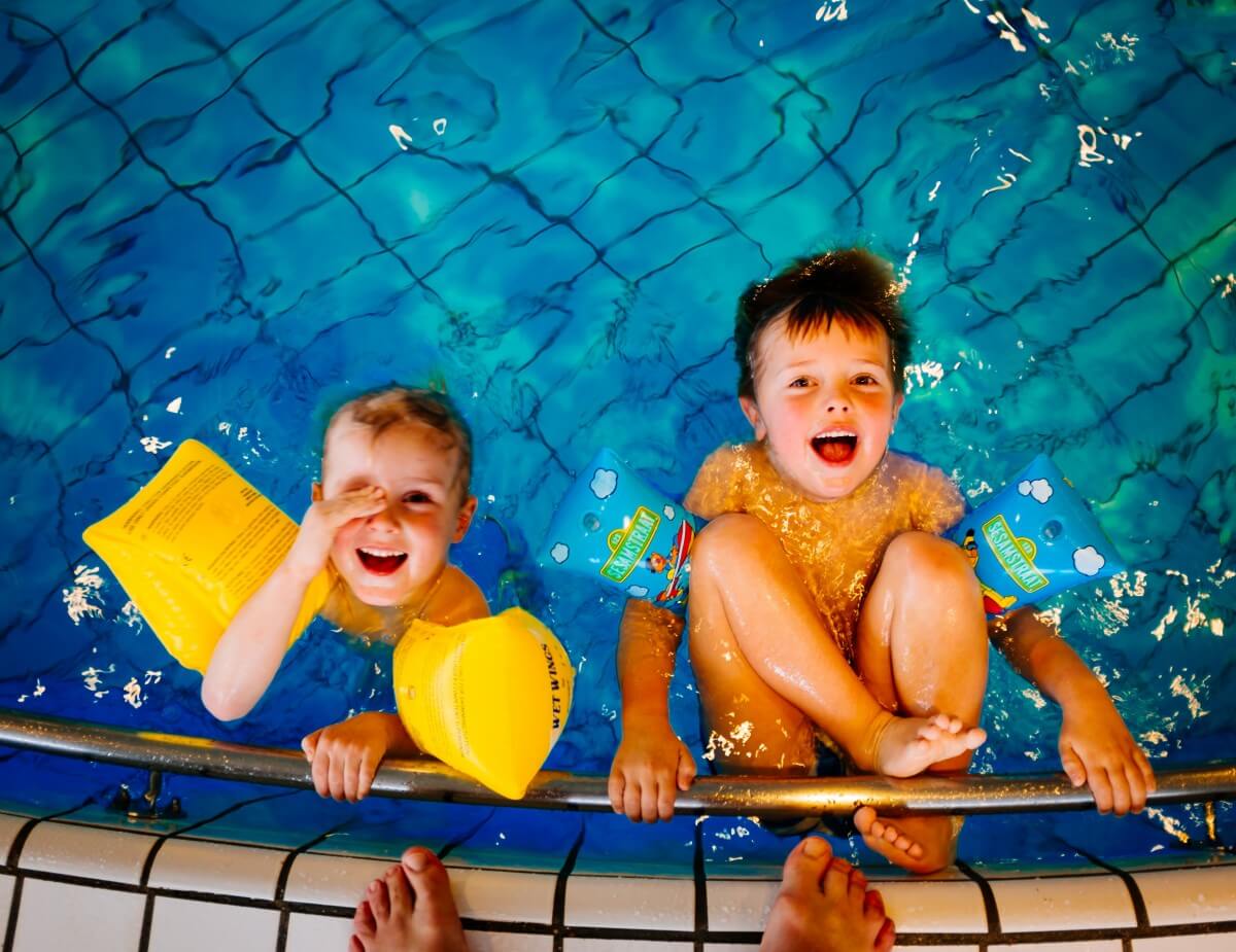 swimming_children_pool_boys_water_happy_fun_childhood-851231.jpg!d