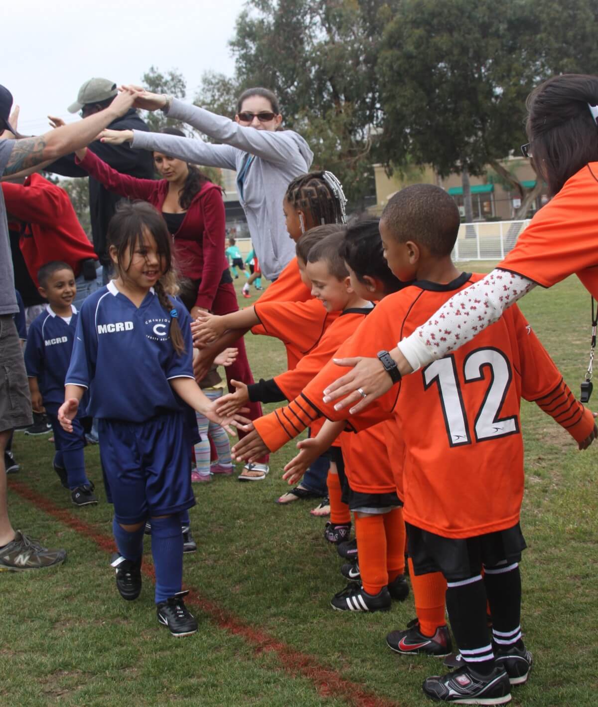 children_football_match_sportsmanship_smile_handshakes_competing_teams_team_competitor-655659.jpg!d