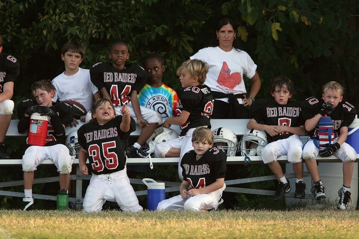 football_team_youth_league_substitutes_team_bench_team_mom_players_helmets_watching-495805.jpg!d