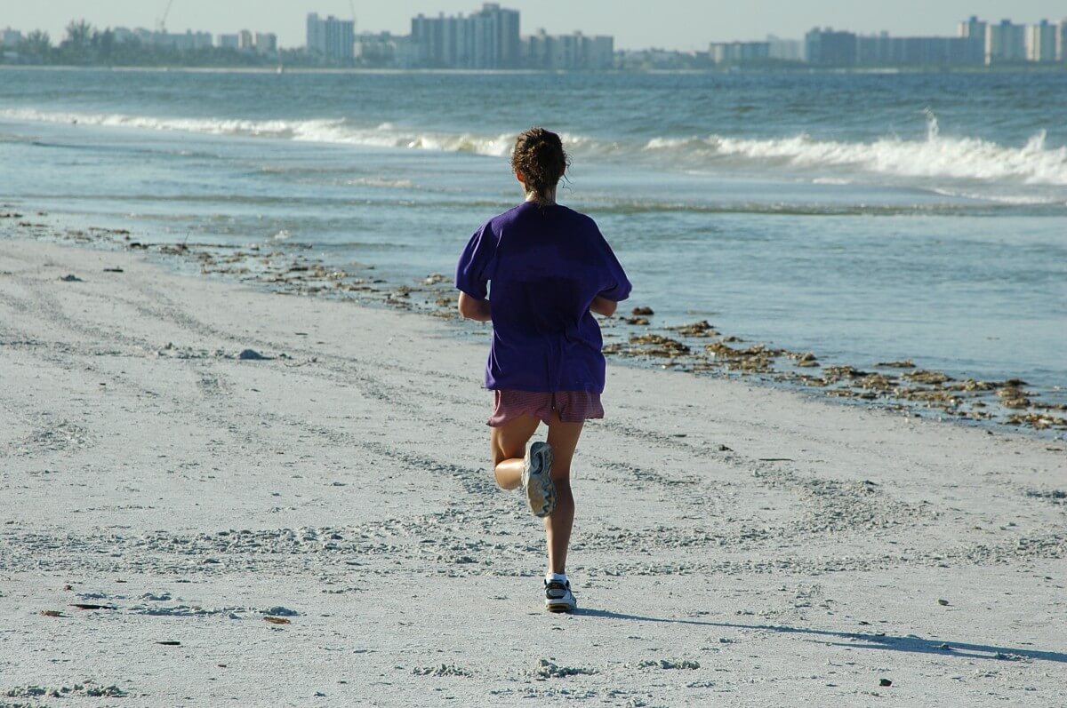 woman_jogger_jogging_beach_ocean_fitness_workout_exercise_runner-490196.jpg!d